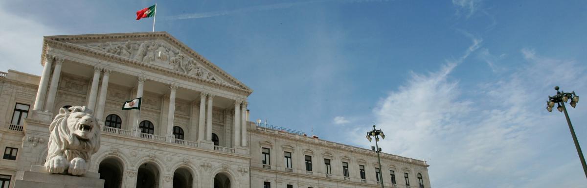 Esquerda une-se para travar exclusão de precários do Estado por falta de habilitações